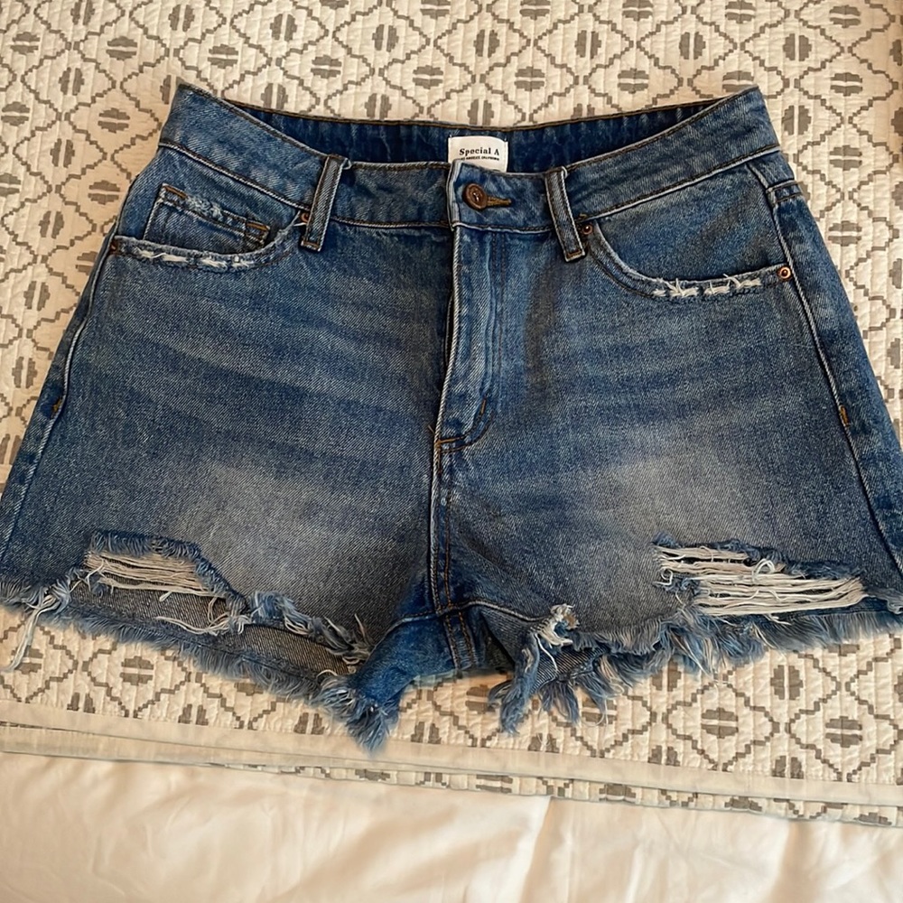 Super cute denim shorts barely worn new like condition